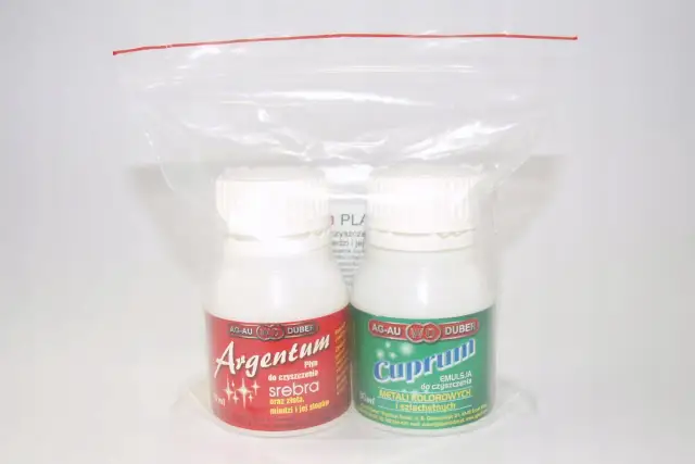 Dwie butelki płynów do czyszczenia: Argentum do srebra i Cuprum do metali kolorowych, w plastikowym opakowaniu.