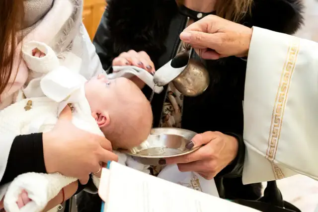 Chrzest w Kościele: Przewodnik po ceremonii, symbolice i przygotowaniach