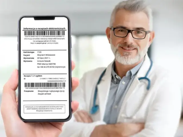 Lekarz w białym fartuchu z wąsami i okularami trzyma smartfon z widoczną e-receptą.