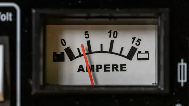 Prostownik z amperomierzem jak ładować akumulator bezpiecznie i skutecznie