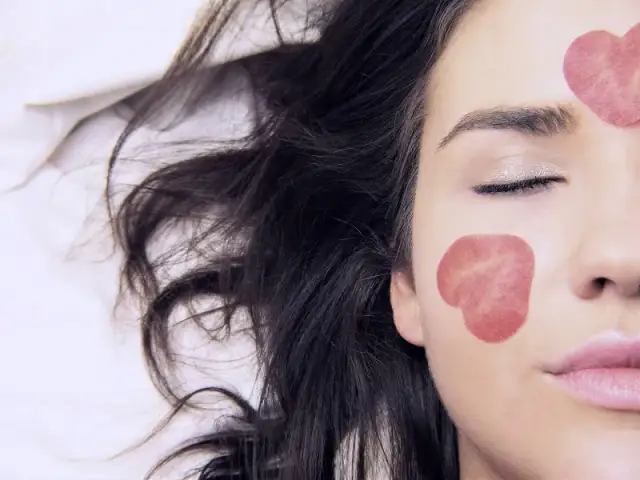 Piękna cera od kuchni: Co jeść, by skóra promieniała?