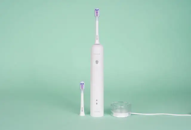 Szczoteczka soniczna: o co w niej chodzi? Przewodnik eksperta