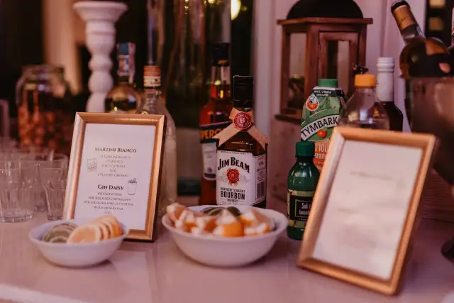 Alkohol na wesele: Oszczędź i zorganizuj bez stresu! Porady ekspertki