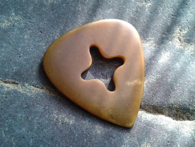 Jak zrobić kostkę do gry na gitarze - łatwe metody DIY krok po kroku