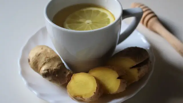 Napój z imbirem cytryną i miodem: przepis na zdrowie i odporność