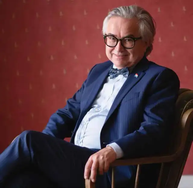 Koszula w spodniach czy na wierzchu? Dominik Zieliński radzi!