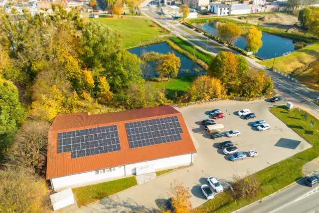 Fotowoltaika i magazyn energii dla szkół i przeszkoli  - czy to dobre rozwiązanie dla gmin?