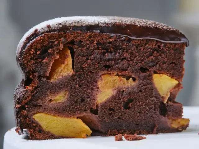 Jak sprawić, by owoce nie opadały w cieście? Poznaj sekrety!