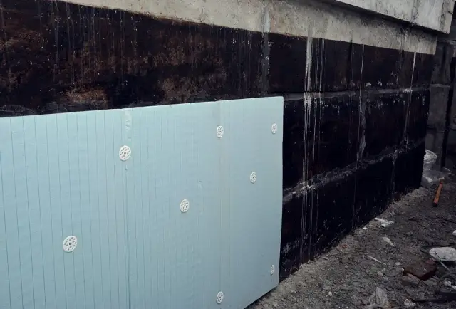 Jak skutecznie zabezpieczyć styropian w ziemi przed wilgocią i uszkodzeniami