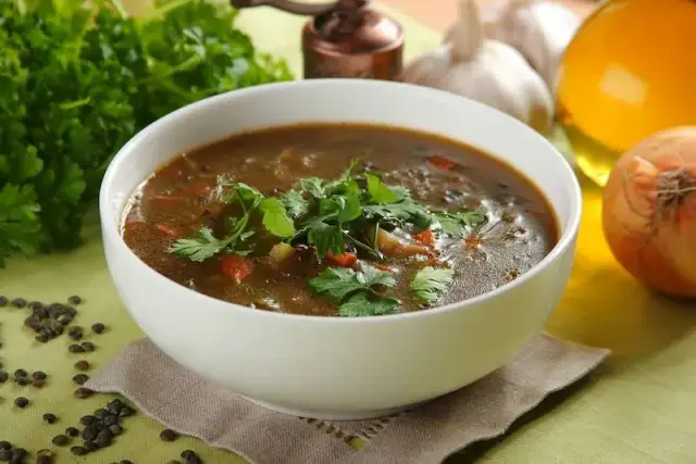 Zupa z soczewicy i ziemniaków: szybki przepis na pożywny posiłek