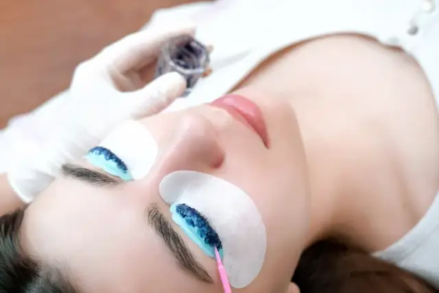 Tusz po hennie? Kiedy i jak bezpiecznie malować rzęsy