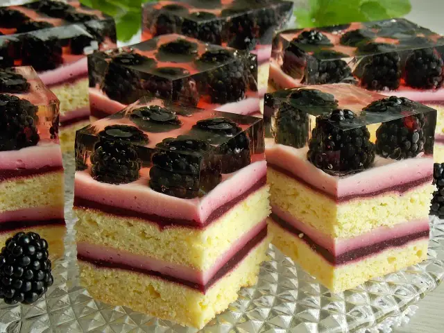 Kruche ciasto z jeżynami - Jak zrobić ciasto z jeżynami i kruszonką