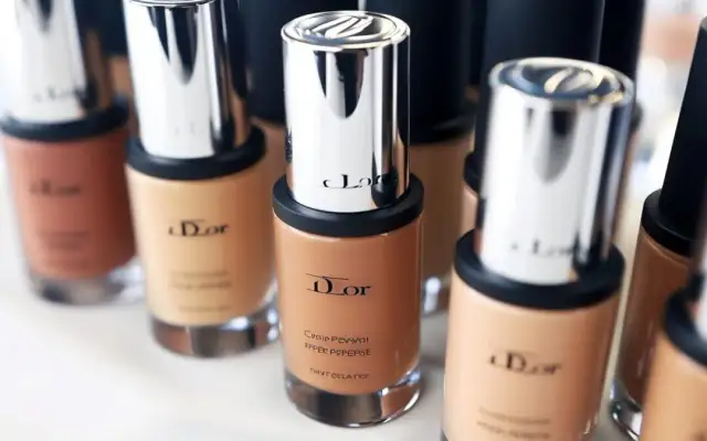Dior podkład rozświetlający: Który wybrać? Przewodnik eksperta