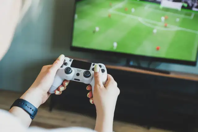 Jak bez problemu grać we FIFA na PS5 na dwóch padach? Szybki poradnik