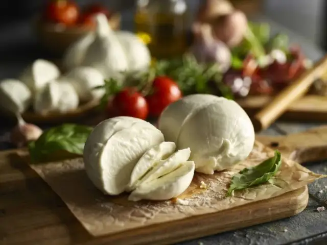 Czy mozzarella w zalewie nadaje się do pizzy? Uniknij wodnistego ciasta