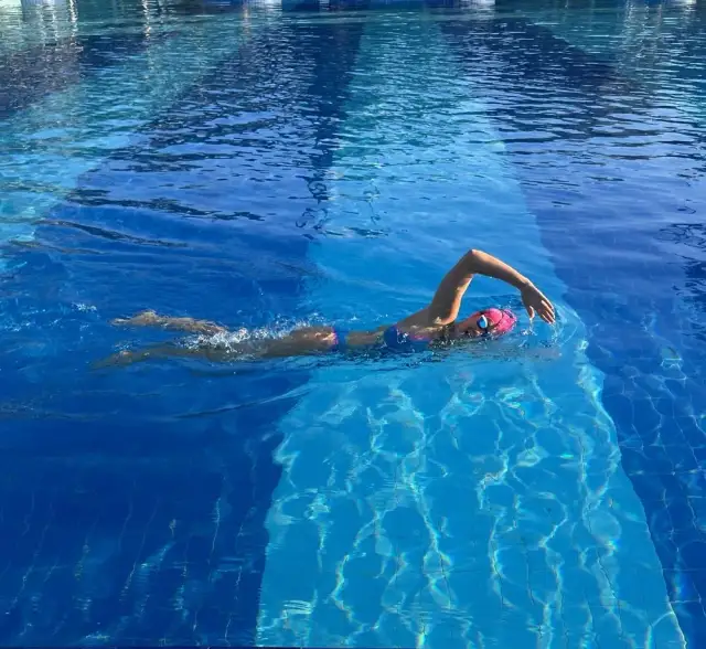 Kraul na długie dystanse: Opanuj technikę, zwiększ wytrzymałość!