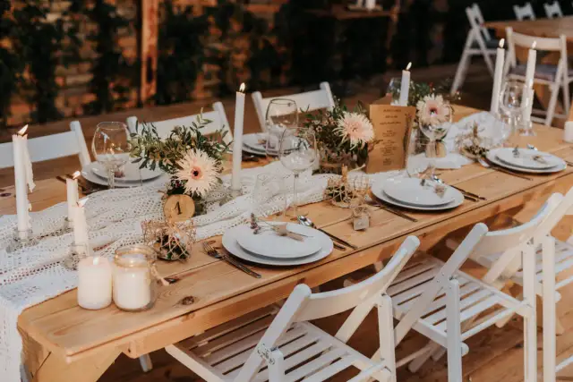 Stylowy stół na co dzień: Trwałe dekoracje bez kwiatów!