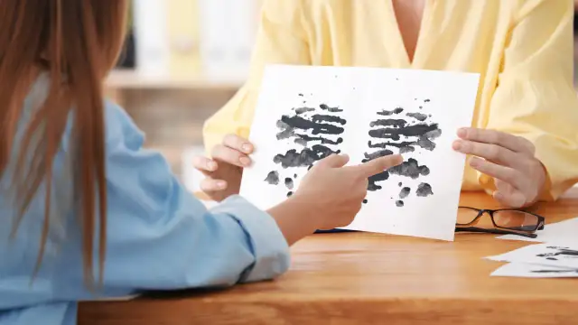 Quizy psychologiczne: Kiedy szukać prawdziwej pomocy?