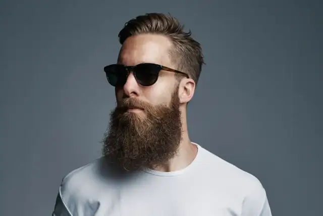 Jaką fryzurę do brody wybrać, by podkreślić swój styl?