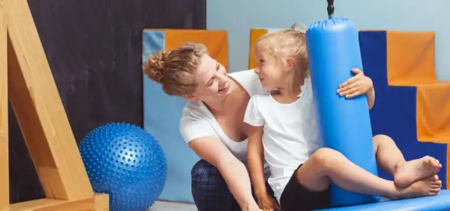 Wczesne wspomaganie rozwoju dziecka niesłyszącego - kluczowe metody i wsparcie rodziców