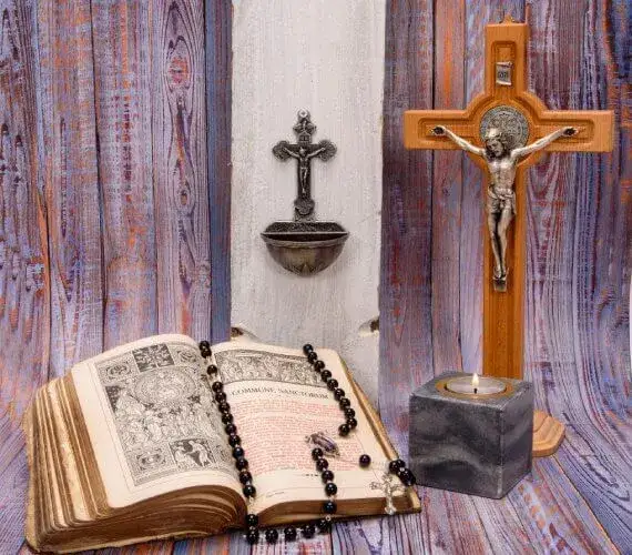 Krzyż z kogutem – odkryj jego głębokie znaczenie w wierze chrześcijańskiej