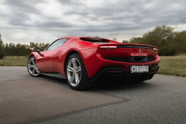 Jak się pisze Ferrari? Poznaj zasady pisowni tej marki samochodów