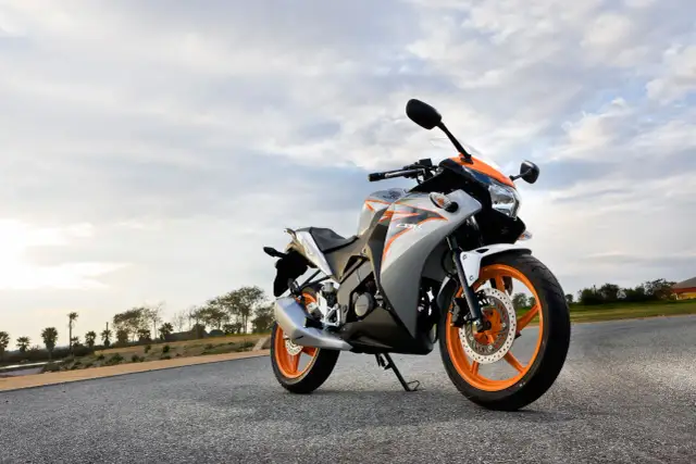 Pojemność baku Honda CBR 125 – Co musisz wiedzieć o paliwie?