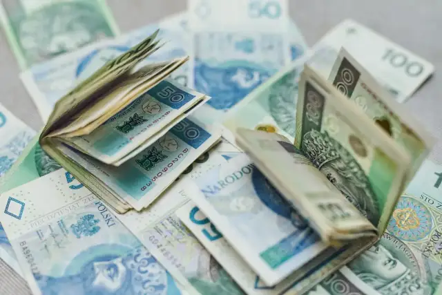 Koperta z pieniędzmi, polskie banknoty 50 i 100 zł. Fundusz sołecki może być przeznaczony na wiele inwestycji w Twojej miejscowości.