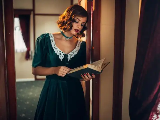 Sukienki lata 40.: Ponadczasowa elegancja i stylizacje na dziś