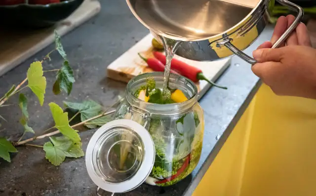 Czy ogórki do kiszenia można zalać wodą z kranu bez ryzyka?