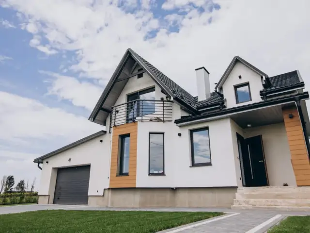 Ile za położenie tynku na elewacji? Zaskakujące koszty i czynniki wpływające