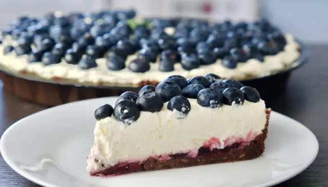 Przepis na pyszne ciasto z borówkami, które zaskoczy Twoich gości