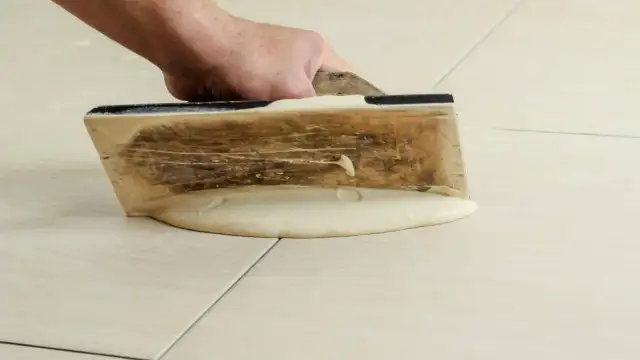 Jak prawidłowo położyć fugi na podłodze i uniknąć błędów – poradnik krok po kroku