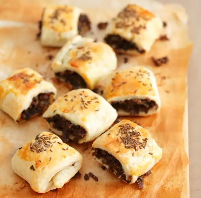 Pyszny przepis na paszteciki z ciasta francuskiego z pieczarkami, które zachwycą każdego