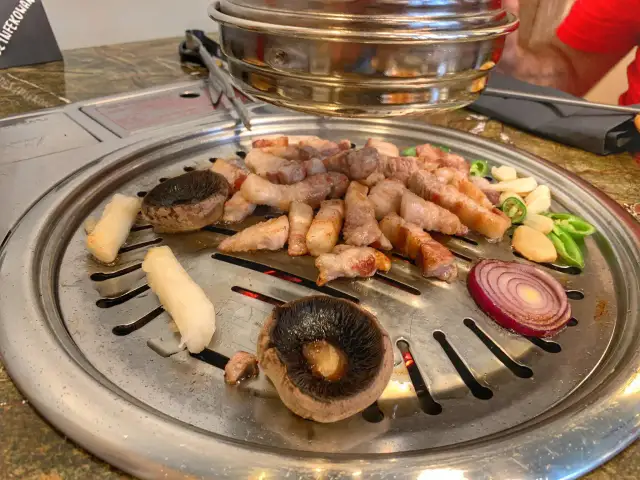Koreański grill Kraków: najlepsze miejsca na BBQ z dostawą i odbiorem