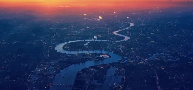 Nad jaką rzeką leży Londyn? Odkryj tajemnice Tamizy i jej znaczenie