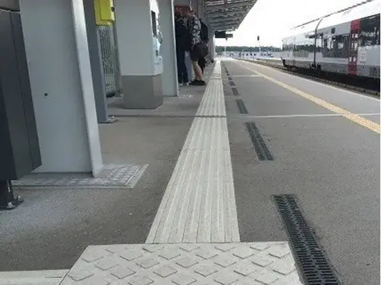 Pola uwagi dla niewidomych: jak poprawiają bezpieczeństwo i niezależność