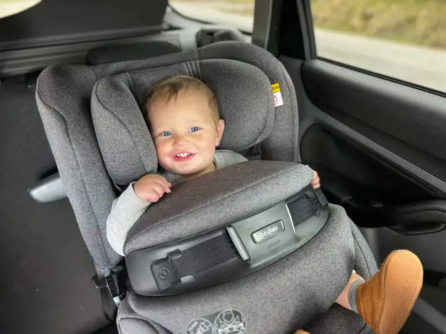 Jak zapiąć dziecko w foteliku pasami samochodowymi, aby zapewnić mu bezpieczeństwo