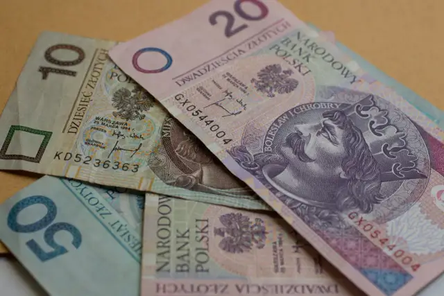 Polskie banknoty: 10, 20, 50 zł. Mogą posłużyć jako bon turystyczny obiekty.