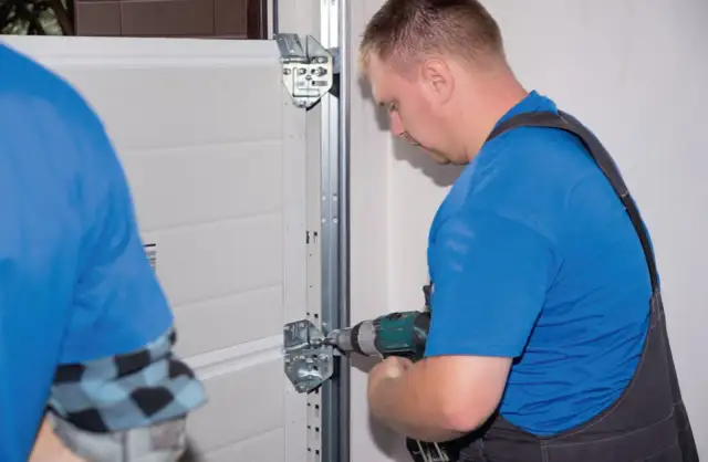 Regulacja bramy garażowej uchylnej - kiedy sam, kiedy serwis?