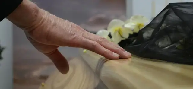 Kremacja w jakiej trumnie? Odkryj najlepsze opcje i wymagania