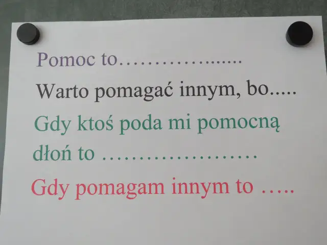 Czy warto pomagać innym? Argumenty i przykłady do rozprawki