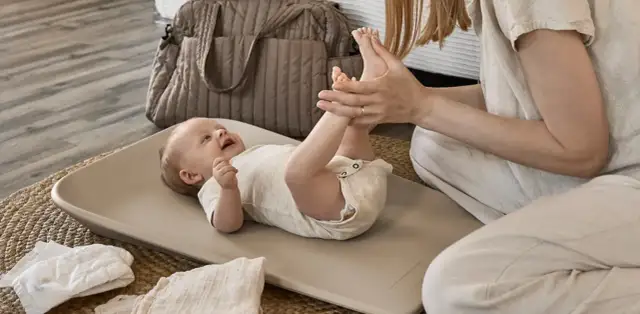Urocze dziecko na przewijaku. Zastanawiasz się, jaki przewijak wybrać? Ten jest idealny!