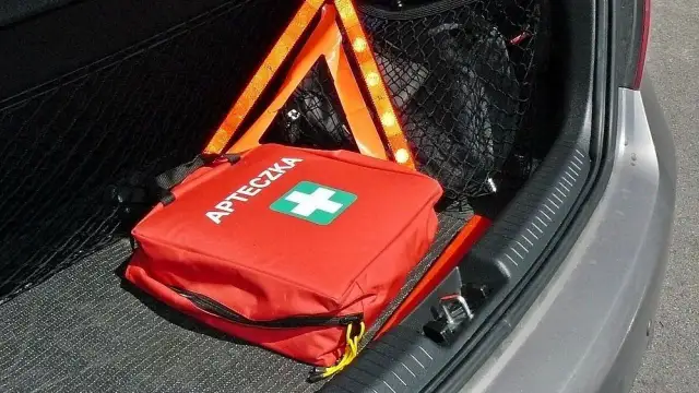 Apteczka w aucie: Czy jest obowiązkowa? Uniknij mandatu i więzienia!