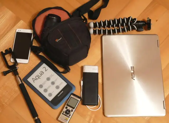 Elektronika i akcesoria podróżne: smartfon, czytnik e-booków, aparat, powerbank, laptop, selfie stick i statyw.