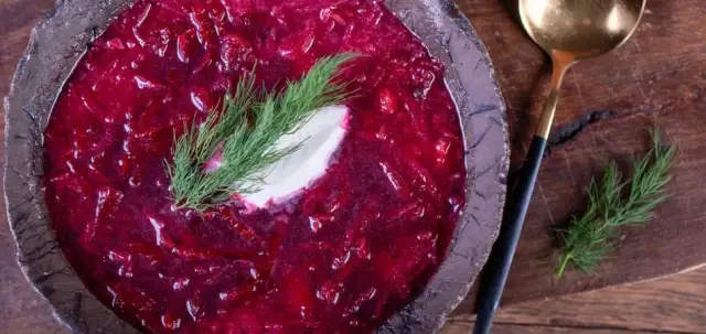 Jak ugotować pyszną zupę buraczkową – prosty przepis krok po kroku