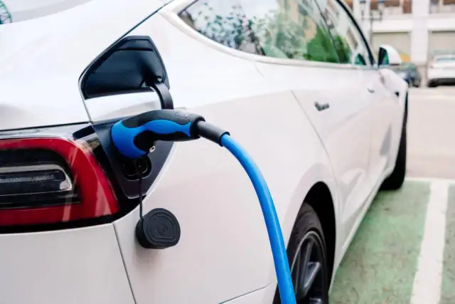 Od kiedy tylko samochody elektryczne? Sprawdź, co to oznacza dla Ciebie