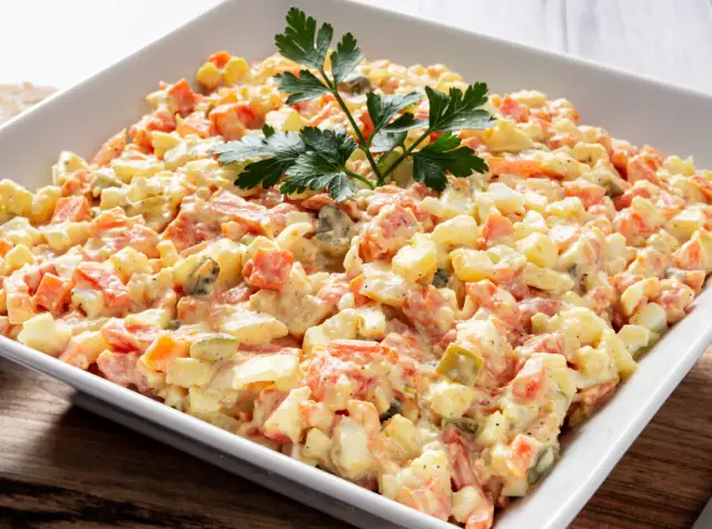 Idealne warzywa do sałatki jarzynowej: Szybko i bez papki!