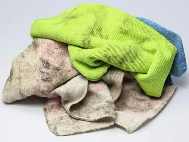 Skuteczne sposoby na to, czym zmyć smar ze spodni bez uszkodzeń