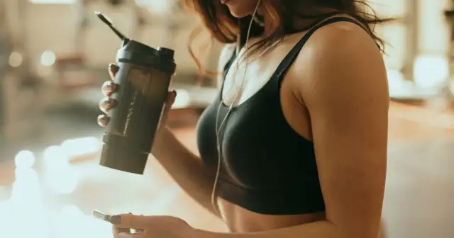 Odżywka białkowa przed czy po treningu – co wybrać dla lepszych wyników?